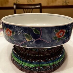 JAPANESE IMARI WARE PORCELAIN BOWL WITH HAND PAINTED FLOWER MOTIF